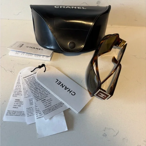 CHANEL Tortoiseshell Sunglasses with Logo - Picture 8 of 10